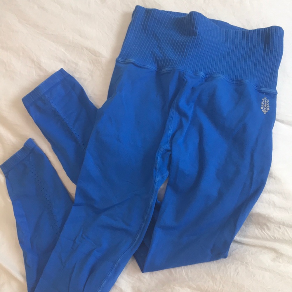 blue leggings.